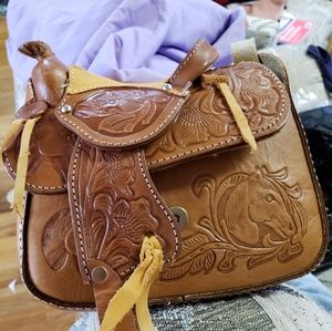 Saddle purse